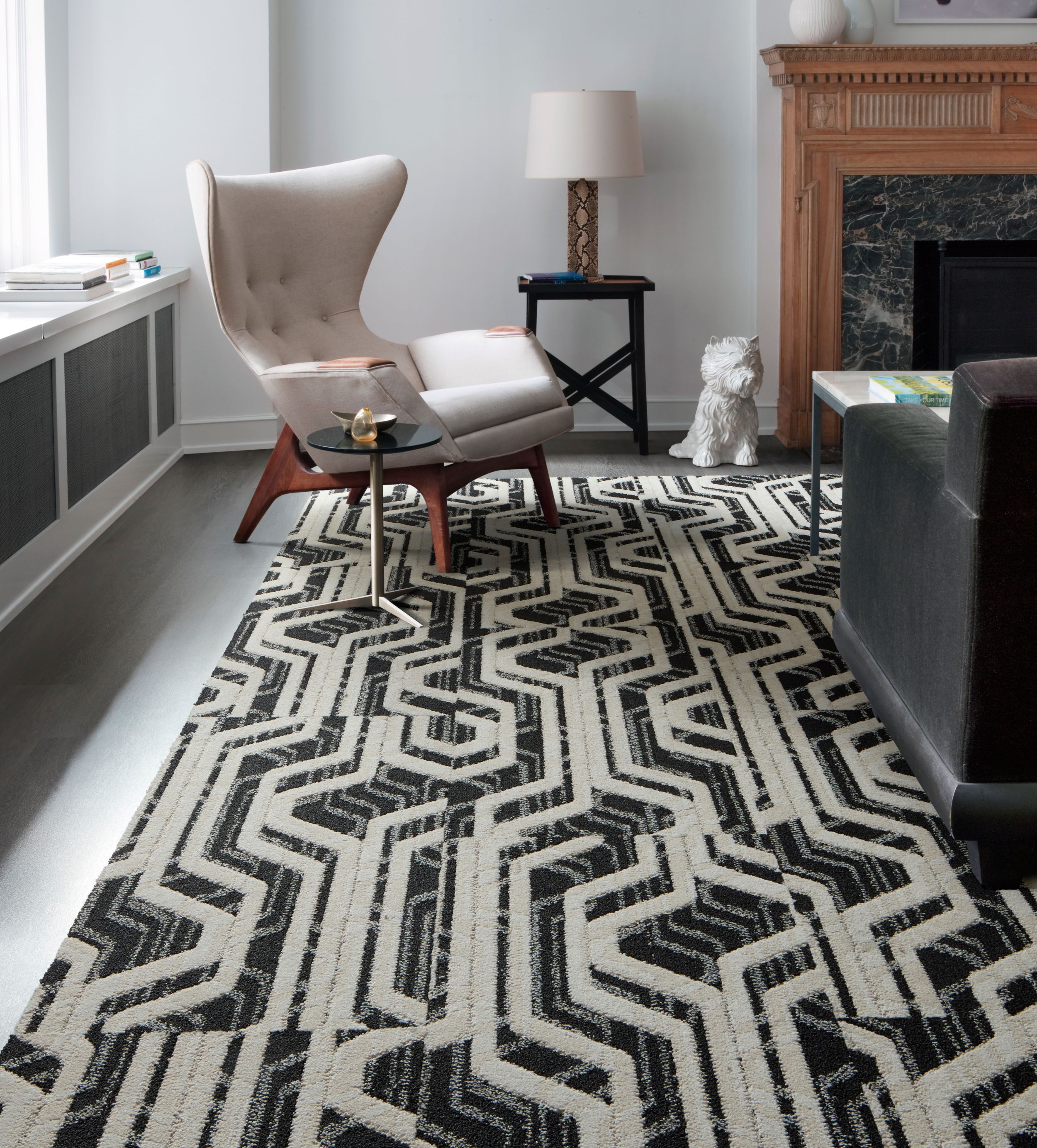 Interface PM19 plank carpet tile with Textured Woodgrains LVT in seating area with fireplace Bildnummer 3